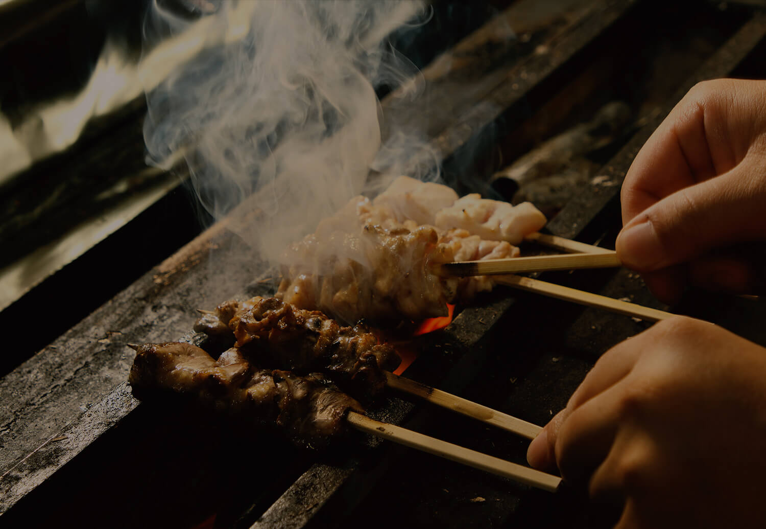 焼鳥を焼く